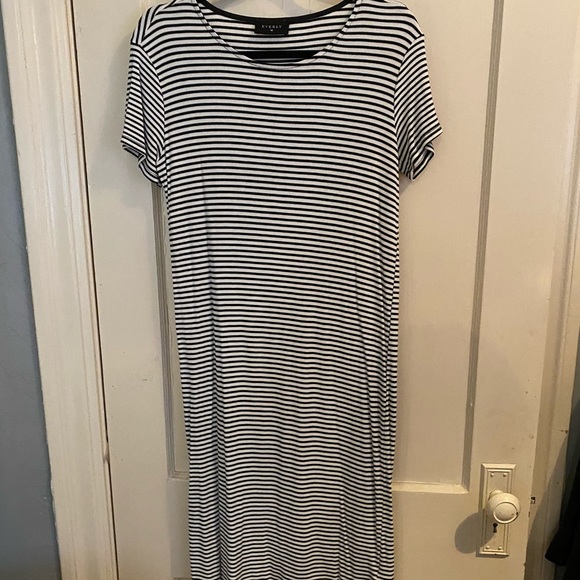 Striped midi tshirt dress - Picture 2 of 3